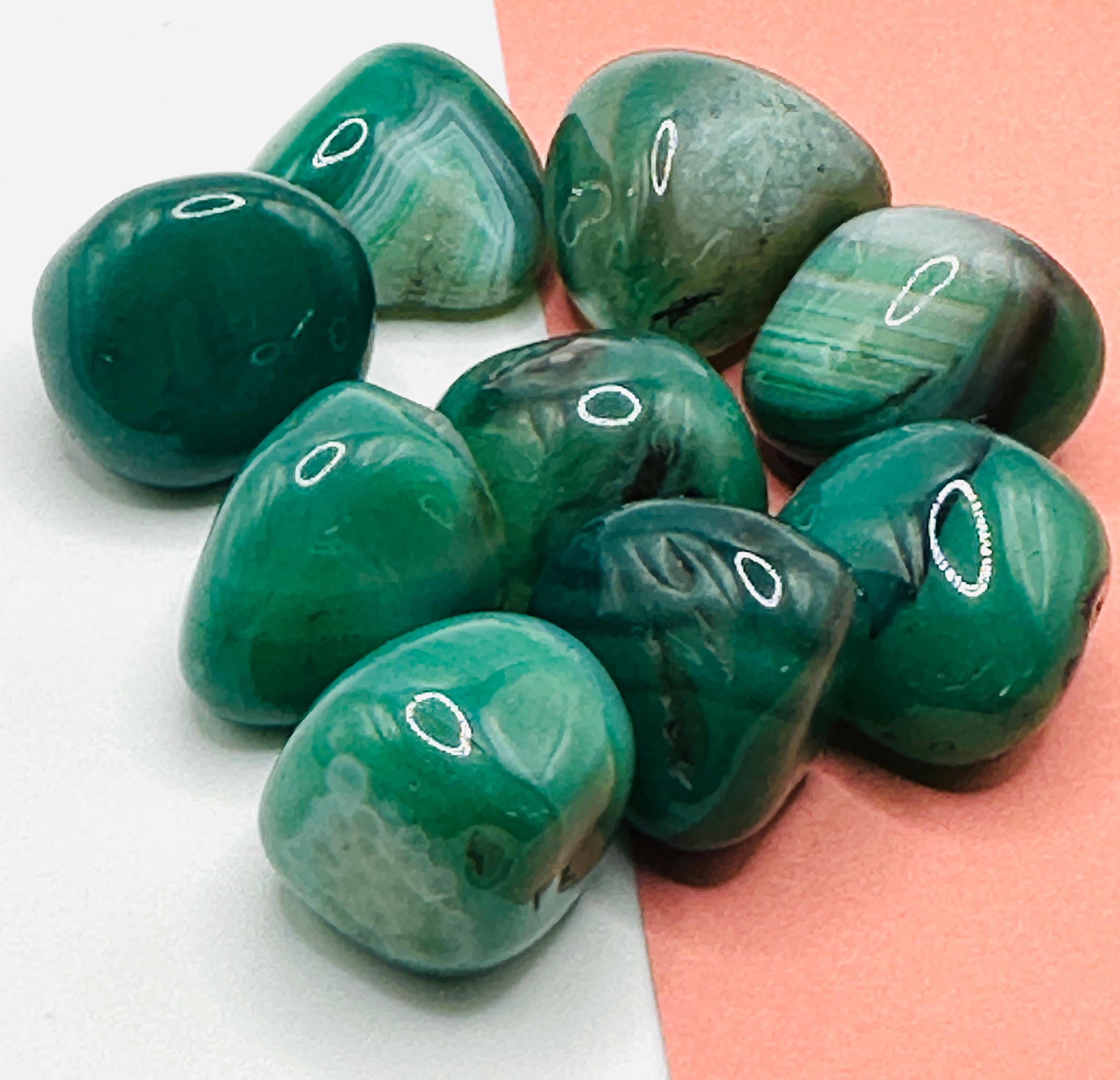 AGAT GRØNNFARGET TROMLET - "selvrespekt, balanse, stabilitet, analytisk, hurtig oppfattelse"