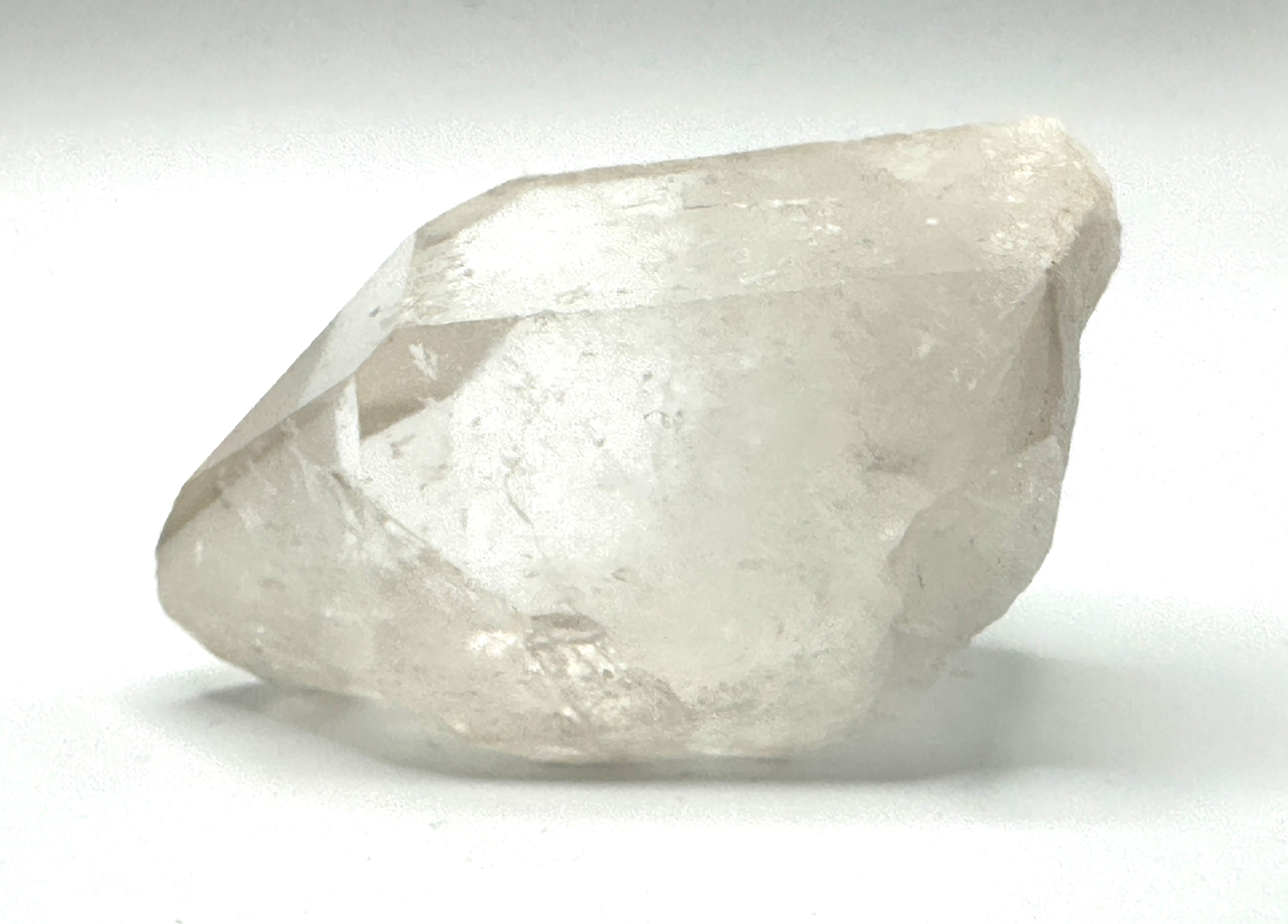 BERGKRYSTALL - "beskytte, smertelindre, styrke intuisjon, rense"