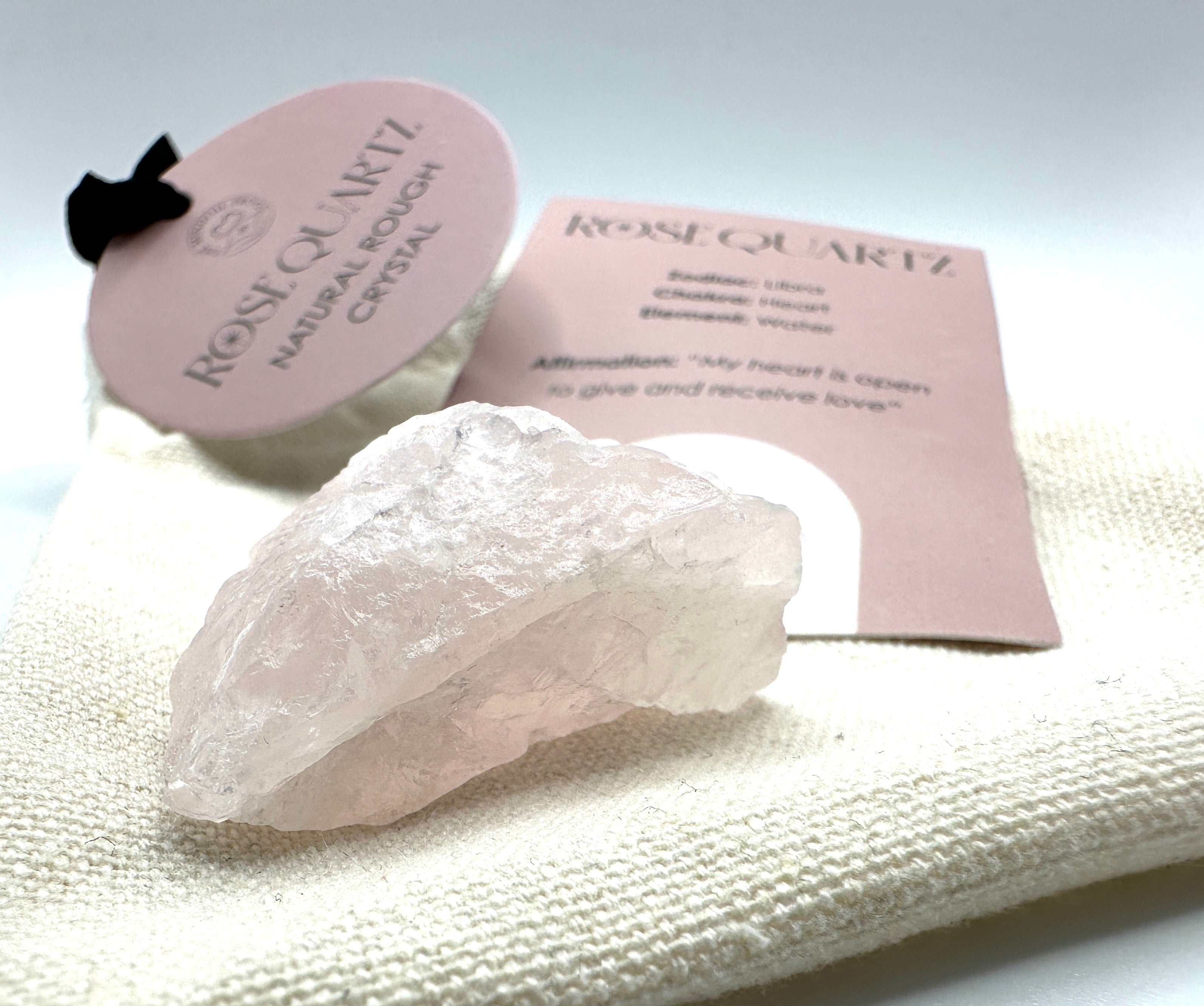 ROSENKVARTS - råstein - "styrke selvfølelse, helbrede følelsesmessige sår, forbedre relasjoner"