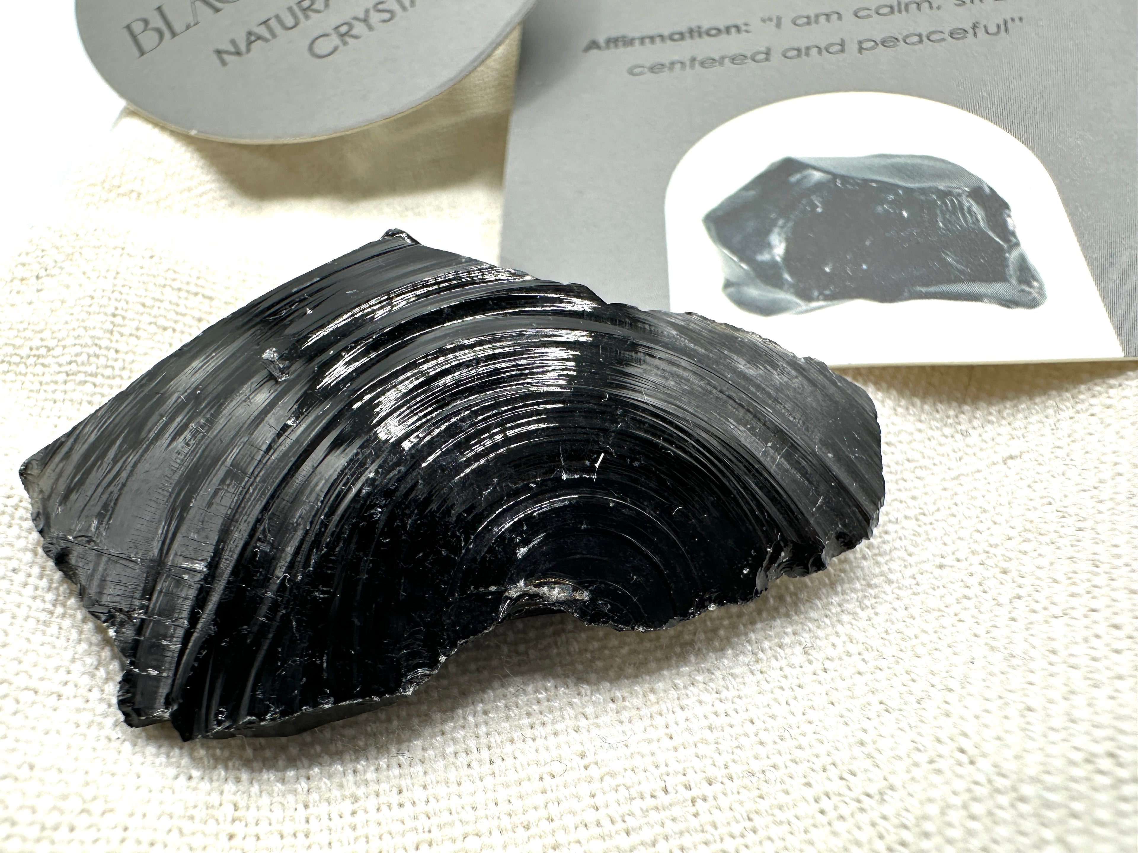 SORT OBSIDIAN - råstein - "beskytter, renser, fremmer sannhet og innsikt"