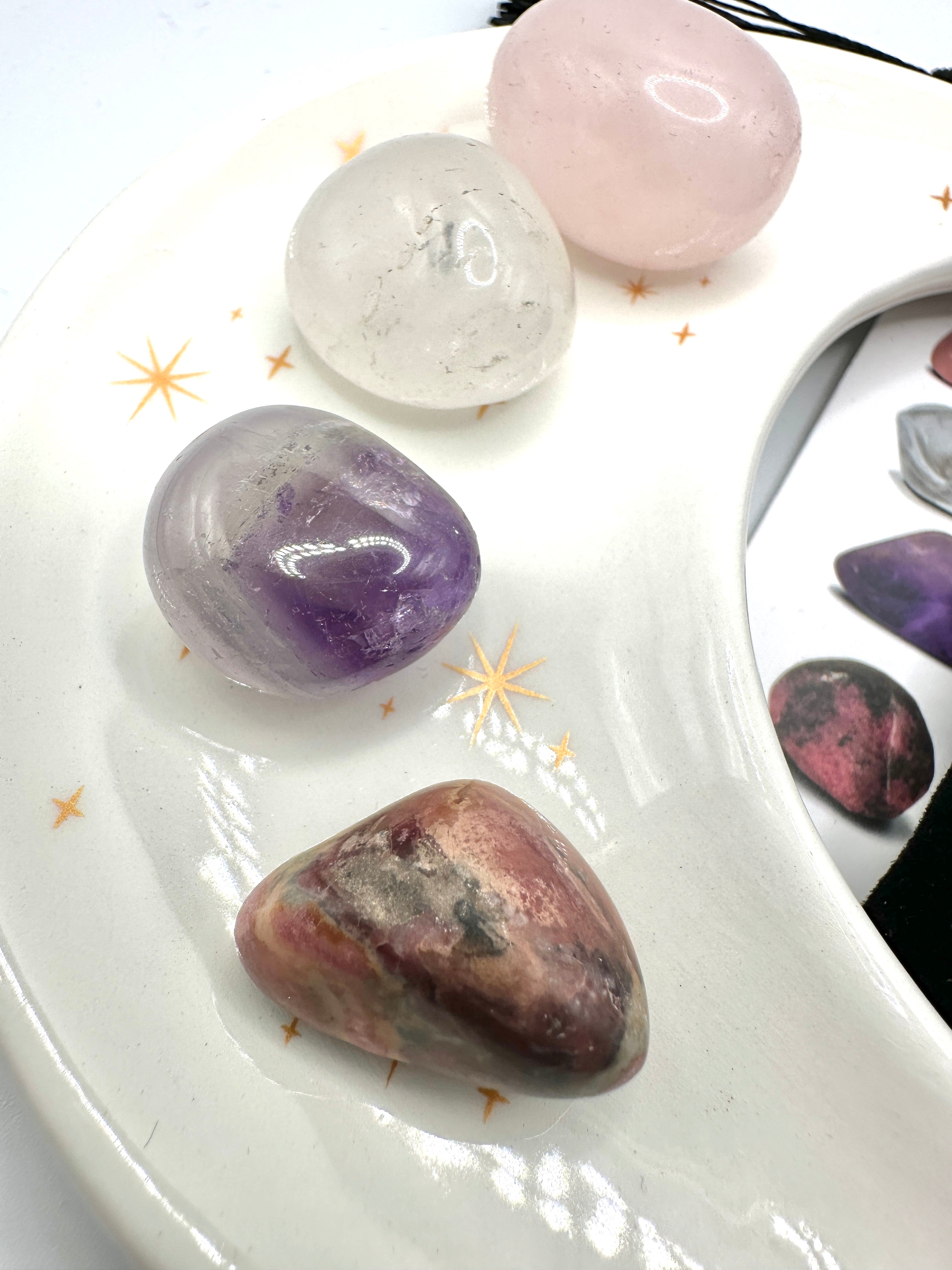Krystallsett for selvtillit og kjærlighet - Måneskål med Rosenkvarts, Bergkrystall, Ametyst og Rhodonitt