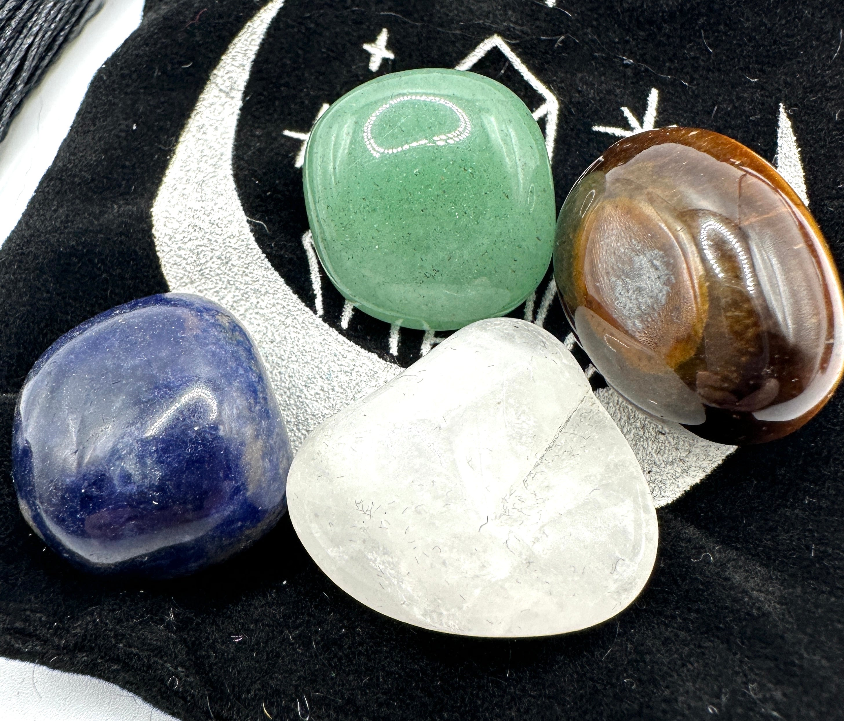 Krystallsett for velstand og suksess - Måneskål med Sodalitt, Aventurin, Tigerøye og Bergkrystall