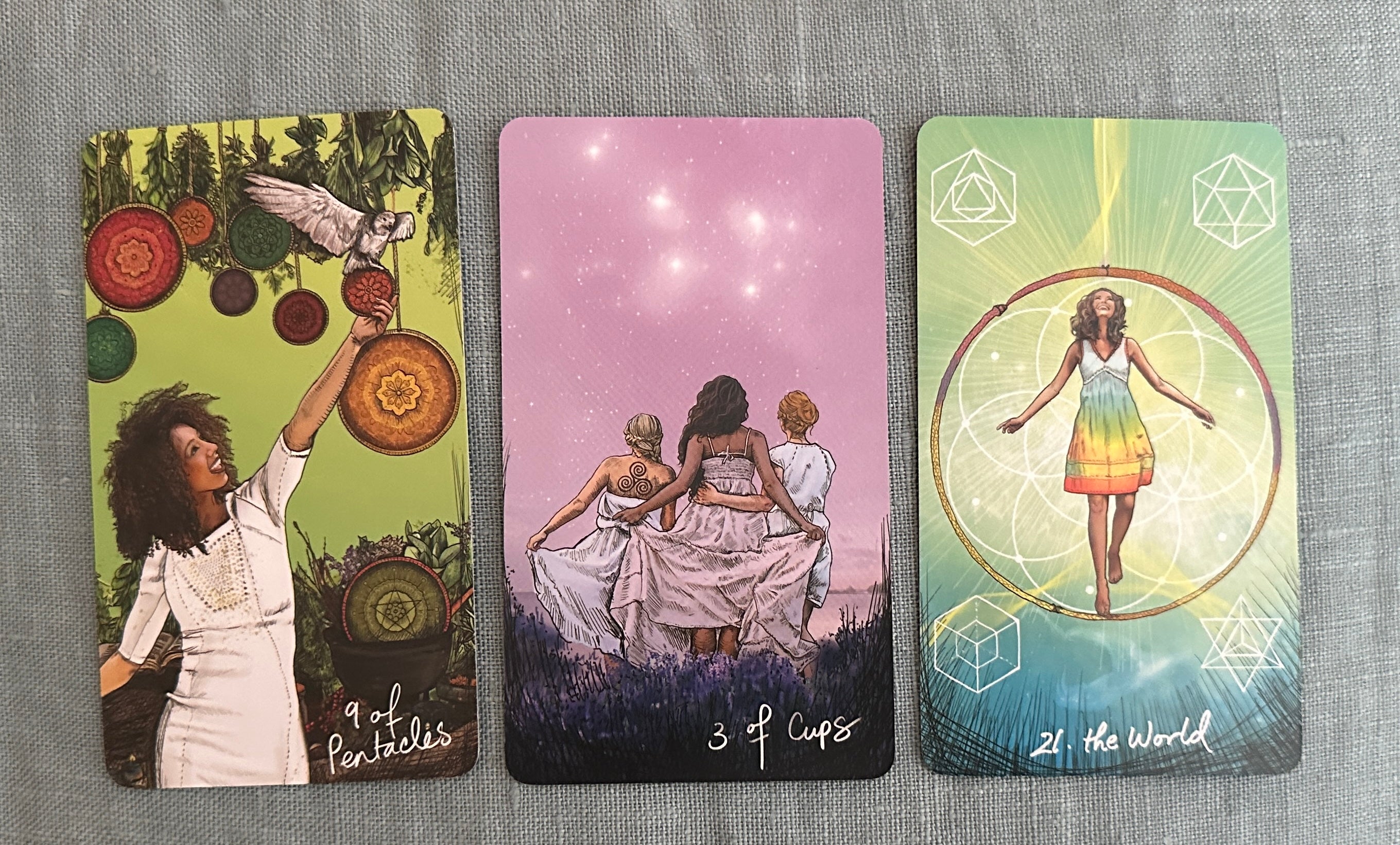 KLARHETER: 9 of Pentacles, 3 of Cups, The World